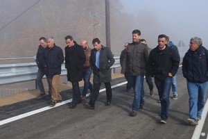Ολοκληρώθηκε το έργο βελτίωσης-διαπλάτυνσης της οδού Κοζάνης-Σερβίων- Παραδόθηκε το τμήμα της Ε.Ο. Κοζάνης-Λάρισας από διασταύρωση με δημοτική οδό Κρανιδίων έως διασταύρωση με δημοτική οδό προς Αυλές-Ρύμνιο