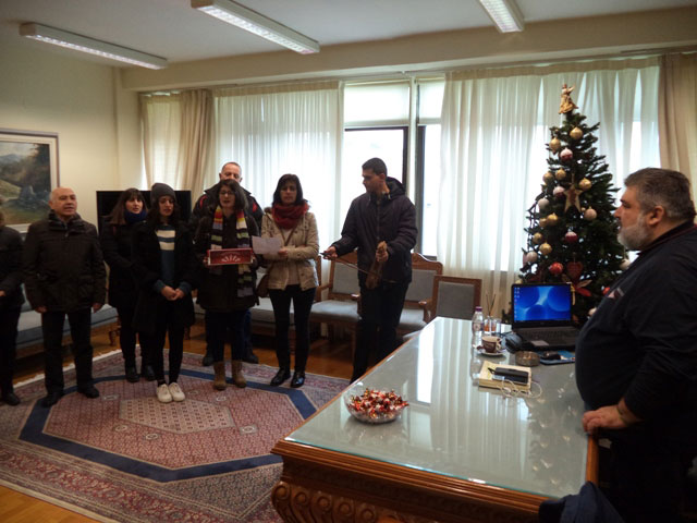 Τα Χριστουγεννιάτικα Κάλαντα έψαλαν στον Αντιπεριφερειάρχη Π.Ε. Κοζάνης Παναγιώτη Πλακεντά, την Παρασκευή 22 Δεκεμβρίου, σύλλογοι, φορείς και εργαζόμενοι
