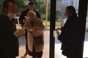 Με μάσκες εφοδιάζονται οι πολίτες που επισκέπτονται τις υπηρεσίες της Π.Ε. Κοζάνης