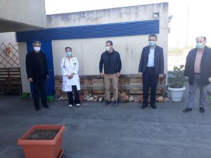 Ταχύτατη εγκατάσταση ανελκόμενου καθίσματος στην αυτόνομη είσοδο της Νεφρολογικής κλινικής του Μποδοσάκειου Νοσοκομείου Πτολεμαΐδας, από την Περιφέρεια Δυτικής Μακεδονίας – Γίνονται ενέργειες για προσθήκη προστατευτικού κελύφους