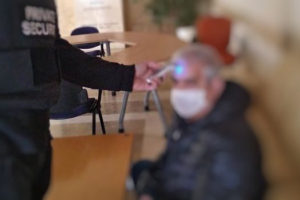 Με θερμομέτρηση εισέρχονται στα κτίρια της Π.Ε. Κοζάνης οι πολίτες