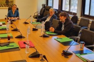 Συνάντηση φορέων με θέμα την εντατικοποίηση των ελέγχων για την απαγόρευση αλιείας της καραβίδας στη λίμνη Πολυφύτου