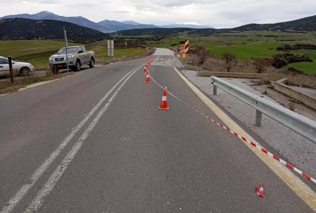 Καθίζηση οδοστρώματος στο 2ο χλμ. του υπό χαρακτηρισμού οδικού Δικτύου «Διασταύρωση Εθ.Ο. (3) – Τριγωνικό – Ρύμνιο»