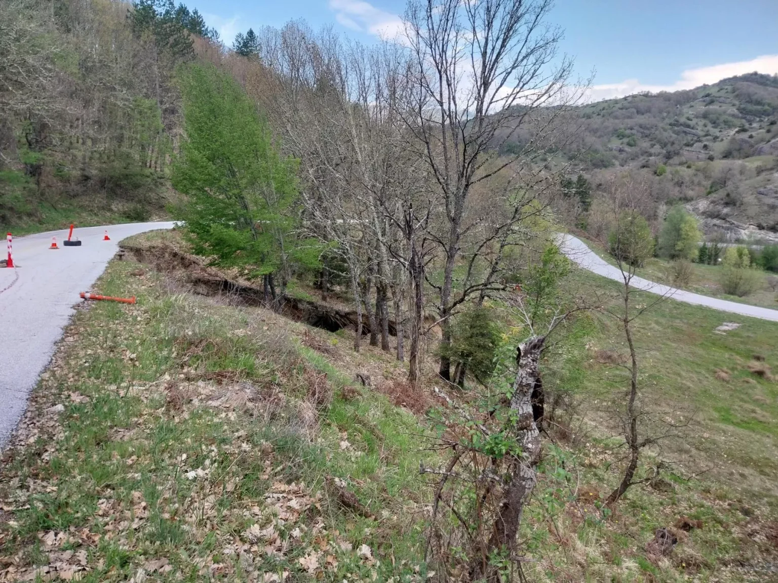 Αυτοψία στον Δίλοφο Βοΐου: Άμεση ανάγκη αποκατάστασης λόγω επικινδυνότητας της δημοτικής οδού