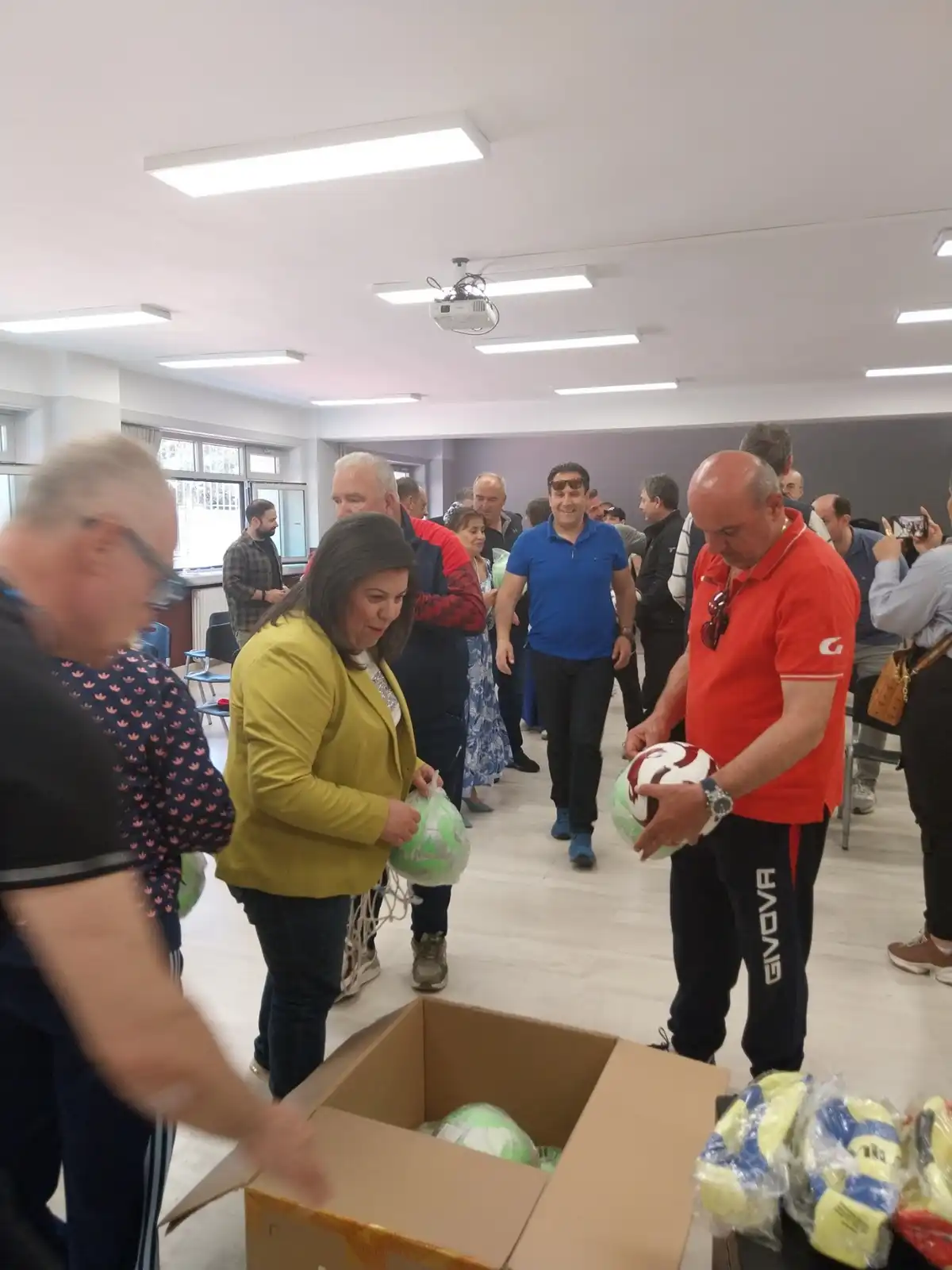Ξεκίνησε η διανομή αθλητικού εξοπλισμού στις σχολικές μονάδες της Π.Ε. Κοζάνης
