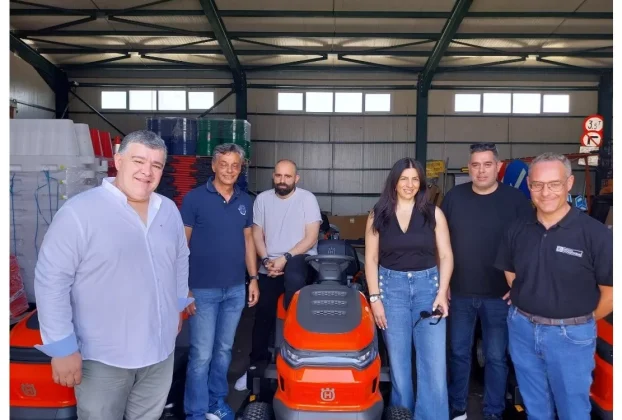 Επτά νέα χλοοκοπτικά τρακτέρ στη "μάχη" για καλύτερα γήπεδα στην ΠΕ Κοζάνης