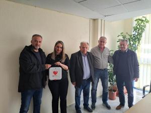 Δέκα απινιδωτές παρέδωσε σε εκπροσώπους Τοπικών Κοινοτήτων και σχολείων ο Αντιπεριφερειάρχης Δημόσιας Υγείας Γιώργος Μαργαρίτης -1-
