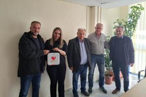 Δέκα απινιδωτές παρέδωσε σε εκπροσώπους Τοπικών Κοινοτήτων και σχολείων ο Αντιπεριφερειάρχης Δημόσιας Υγείας Γιώργος Μαργαρίτης -1b-